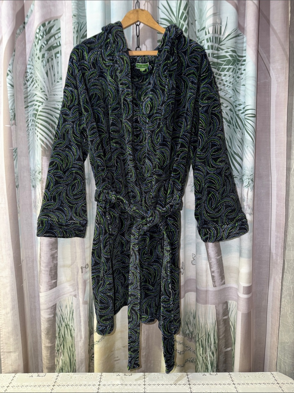 Vera Bradley Hooded Plush Robe in Black with Green/Blue/White Swirl